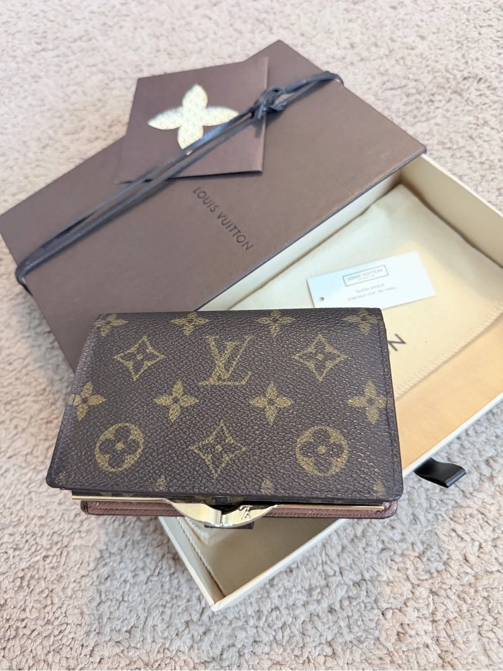 LOUIS VUITTON (kisslock)